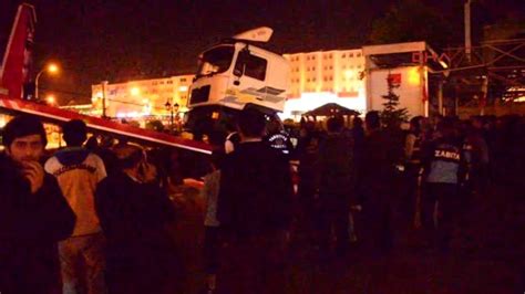 E­r­z­u­r­u­m­­d­a­ ­C­H­P­’­n­i­n­ ­T­I­R­’­ı­ ­p­o­l­i­s­ ­z­o­r­u­ ­i­l­e­ ­k­a­l­d­ı­r­ı­l­d­ı­ ­-­ ­H­a­b­e­r­l­e­r­